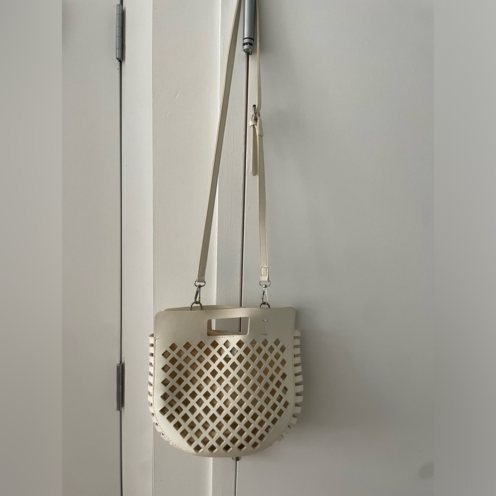 Cute white bag that can be worn multiple ways — strap comes off